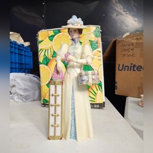 Avon Mrs. Albee Award 2002 President's Club Figurine